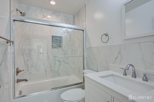 Building Photo - 6 Woodbury Rd