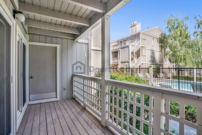 Building Photo - 2709 Oak Road Unit E