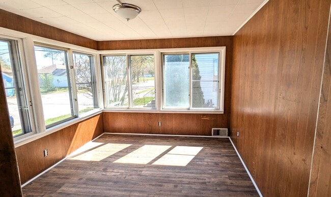 Building Photo - 969 Fleming- 2 bedroom house with basement and garage