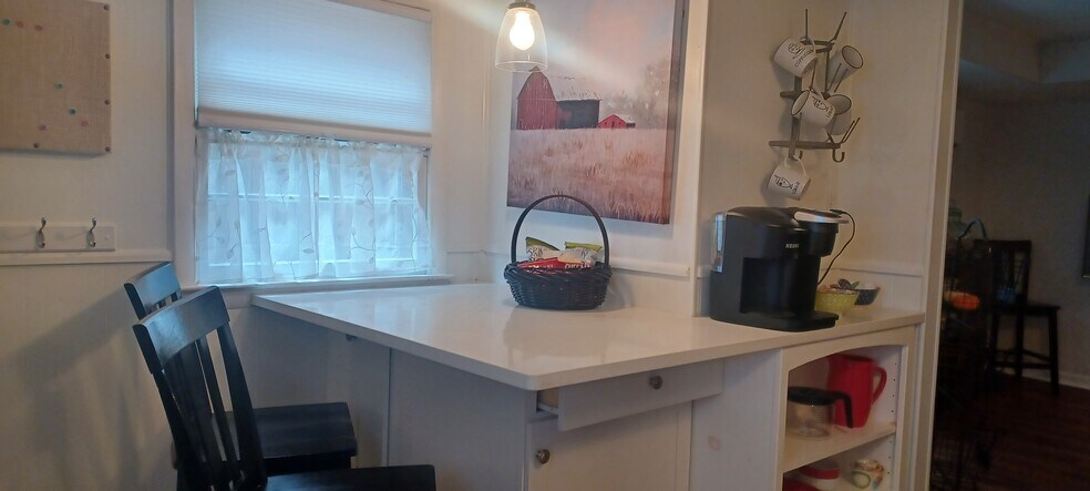 Building Photo - 402 13th ST NE