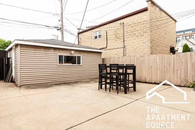 Building Photo - 2509 W Diversey Ave