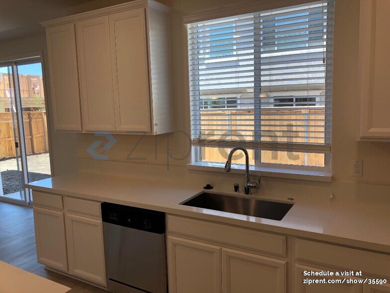 Building Photo - 471 Hydrangea Glen