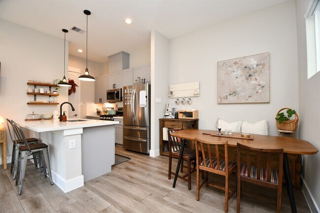 Building Photo - 1239 W Tidwell Rd