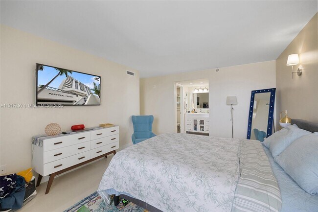 Building Photo - 3200 Collins Ave