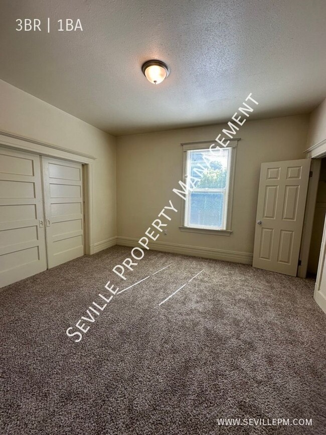 Building Photo - TOTALLY REMODELED 3BR / 1BA Upstairs Apart...