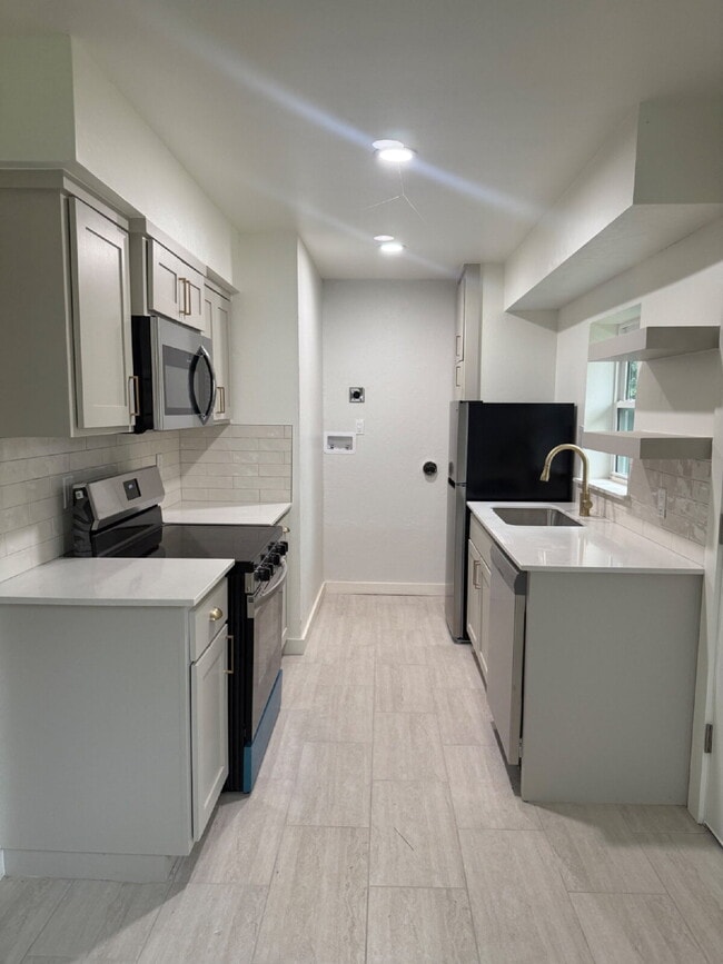 Building Photo - 1-Bedroom Apartment for Rent Near Midtown