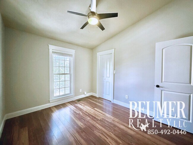 Building Photo - 2br 1.5 ba End Unit Townhome for Rent