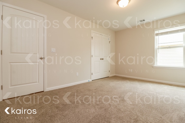 Building Photo - 17 Red Oak Dr.