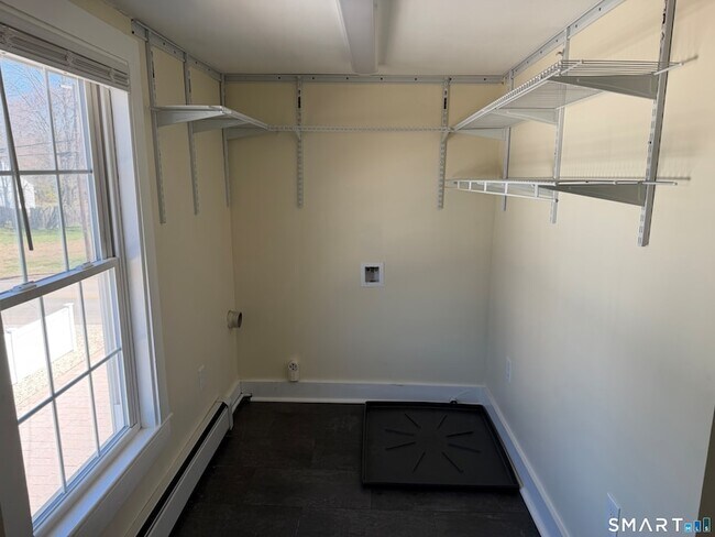 Building Photo - 387 Buckland St