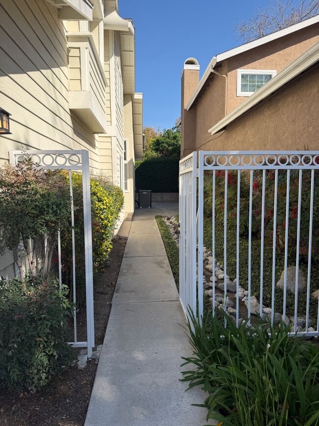 Building Photo - 3 Bedroom spacious home in Irvine (Northwood Glen)