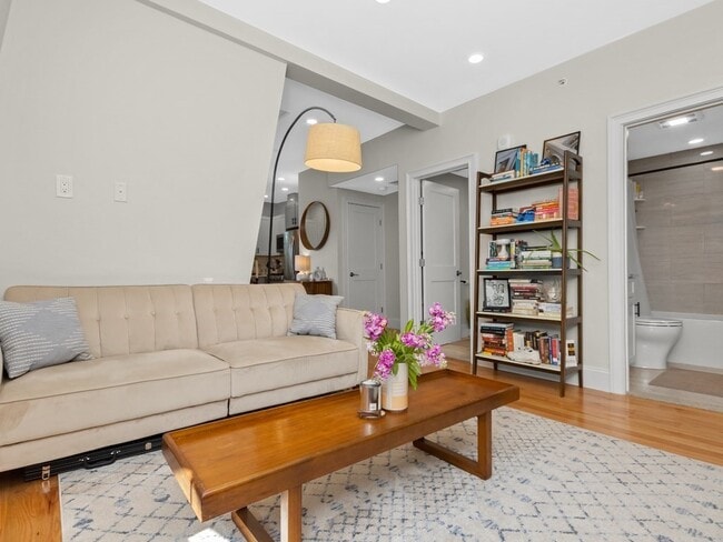 Building Photo - 225 Saratoga St