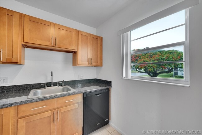 Building Photo - 486 Fanshaw L