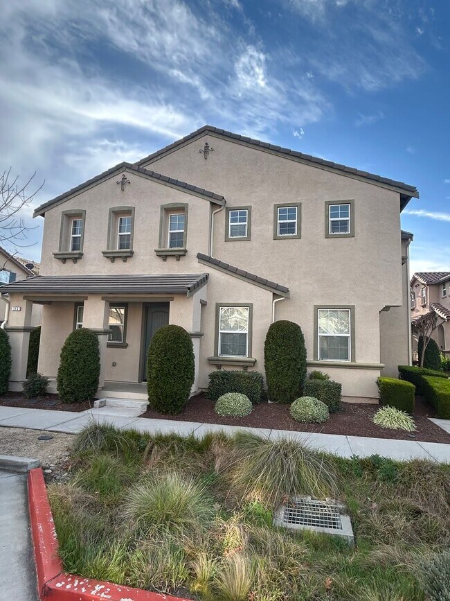 Building Photo - Spacious Beautiful Home in Fantastic Gilro...