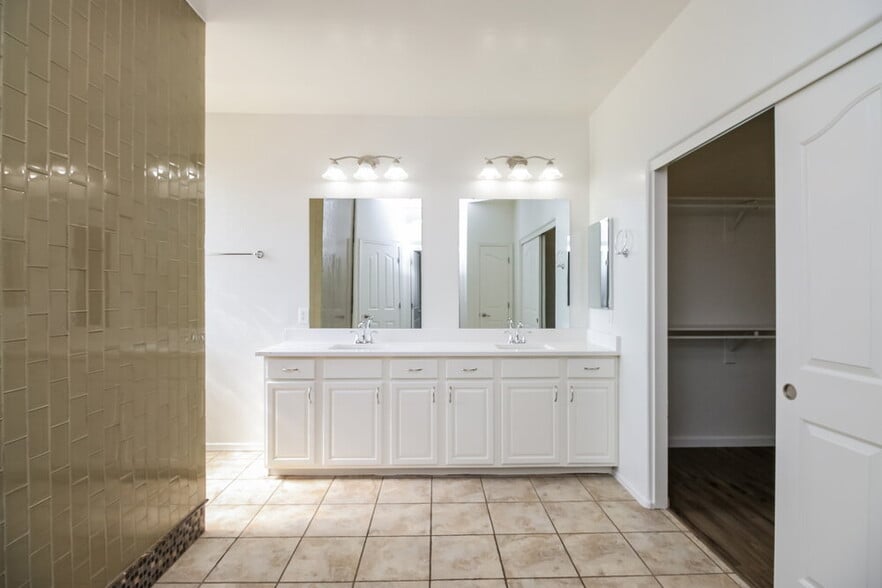 Building Photo - 4091 E Carriage Way