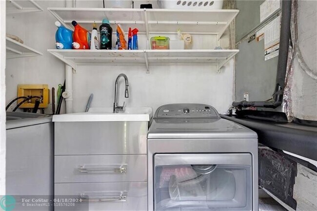 Building Photo - 812 E Cypress Ln