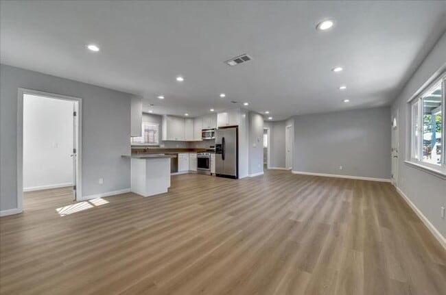 Building Photo - 3360 Warburton Ave