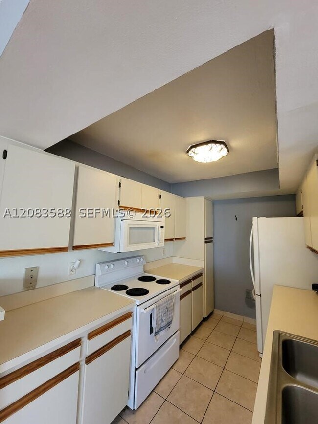 Building Photo - 10581 SW 155th Ct