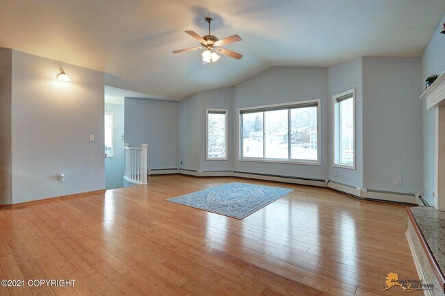 Building Photo - BEAUTIFUL, FULLY UPDATED SINGLE FAMILY HOM...