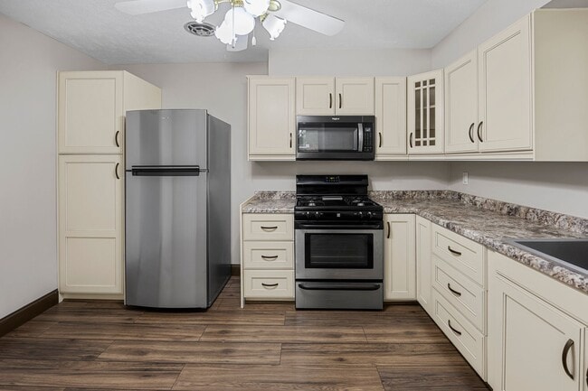 Building Photo - 3 Bedroom 2 Bath 2 Stall Garage Urbandale