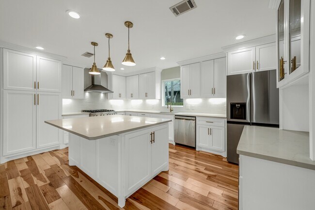 Building Photo - 403 Moody St