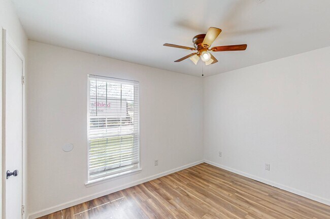 Building Photo - Adorable 1 Story Ready for Move In!  Birdville ISD!