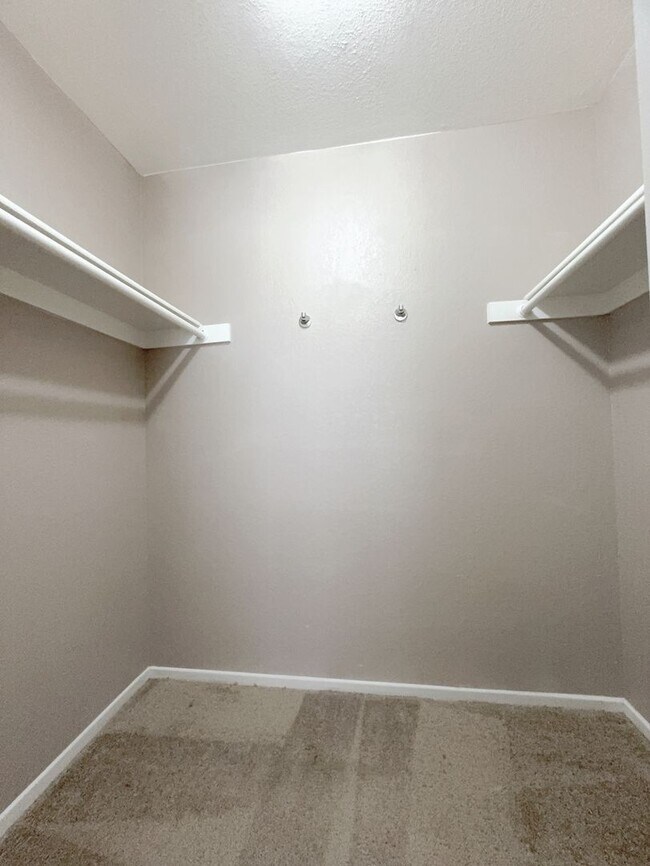 Building Photo - 2b2b Condo Tropicana/Jones  $1450