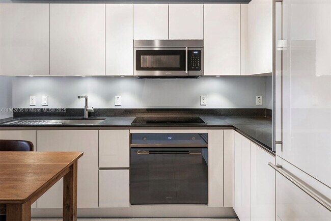 Building Photo - 1010 Brickell Ave