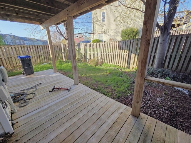 Building Photo - Charming 3 Bed 2.5 Bath End-Unit Townhome with Deck & Patio In The Villages of Saybrook