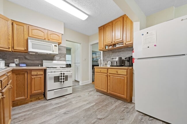 Building Photo - West Akron 3BR with Porch & Off-Street Par...