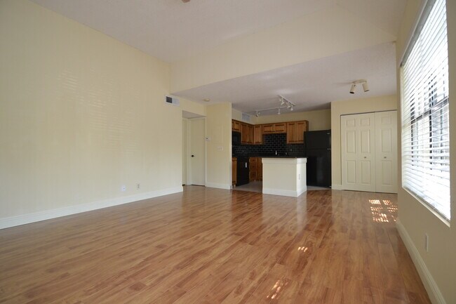 Building Photo - Lovely 1/1 Corner Unit in GATED ~ LAKEFRONT community in Altamonte Springs!