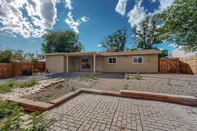 Building Photo - NE 3 bedroom 1 bath 1348/sf