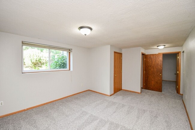 Building Photo - 705 N Montgomery Ct