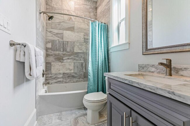 Building Photo - 1220 Carondelet St