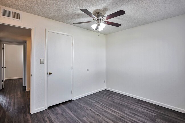 Building Photo - 6 Bedroom 3.5 Bath, Large Pool and Backyard