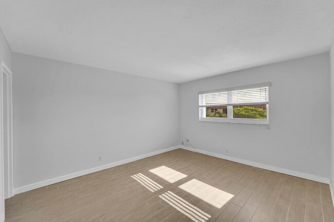 Building Photo - 5300 NE 24th Terrace