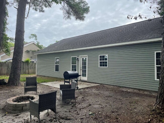 Building Photo - Pet Friendly Three Bedroom Two Full Bathro...