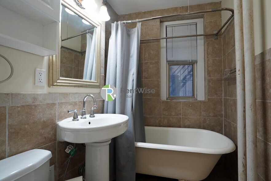 Building Photo - 55 Park Dr