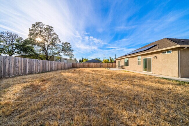 Building Photo - Modern 3-Bed / 2-Bath Home in Redding- Dog...
