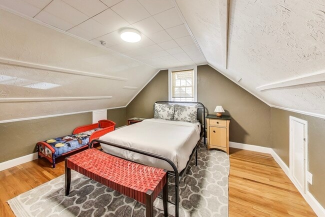 Building Photo - 40 Dunster Ln