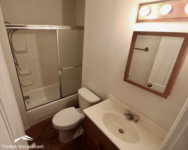 Building Photo - Great side-by-side duplex! Washer & dryer, pet friendly, large front porch!