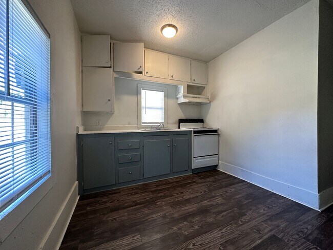 Building Photo - 910 S 19th St