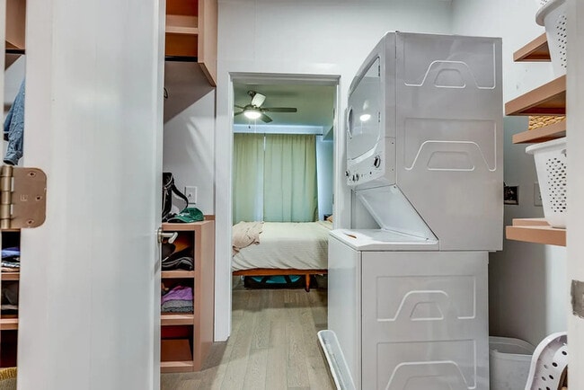 Building Photo - Stylish Updated Apartment Minutes from Downtown