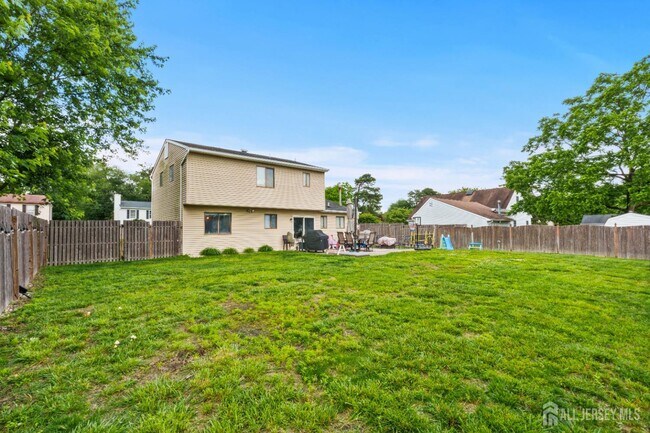 Building Photo - 3 Mendon Dr