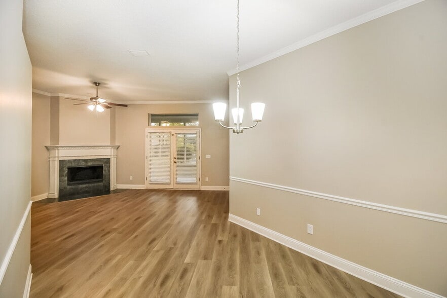 Building Photo - 8233 Lakemont Dr