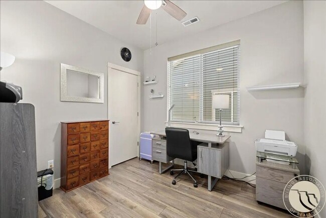 Building Photo - Super clean and Newer 2 bed 2 bath