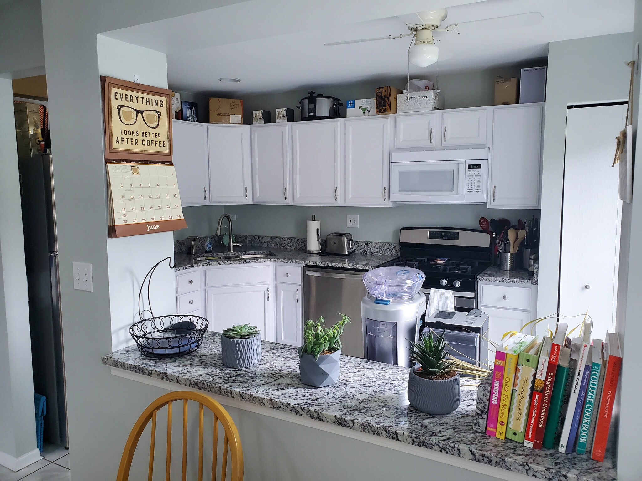 Kitchen and breakfast buffet - 344 S Lancelot Ln