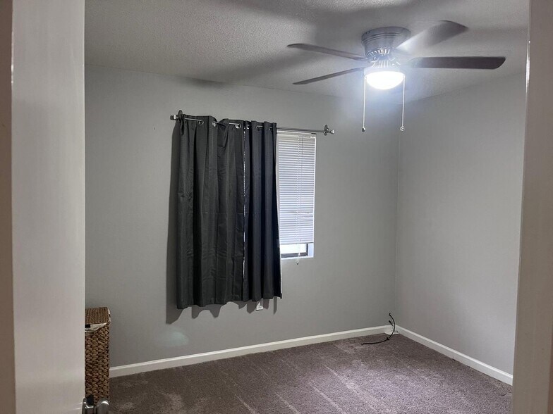 Building Photo - 533 W Guadalupe Rd