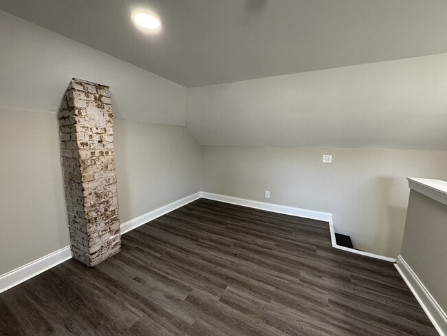 Building Photo - 122 N Vine St