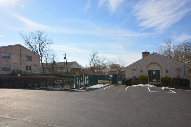 Building Photo - 4330 Villa Dr