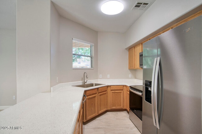Building Photo - 1552 S Roadrunner Dr